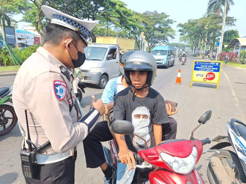 Gunakan HP Saat Berkendara, Belasan Orang Ditilang