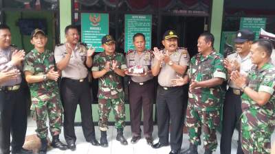  Kapolsek Pasar Kemis, Kompol Kosasih sedang memberikan kejutan berupa kue kepada Danramil 16 Pasar Kemis, Kapten CPM Jalaludin Putra.