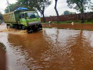 Berlubang &amp; Digenangi Air, Jalan Graha Pondok Aren Dikeluhkan Warga