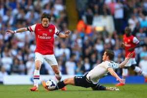 Rosicky Menangkan Arsenal  Derby London Utara
