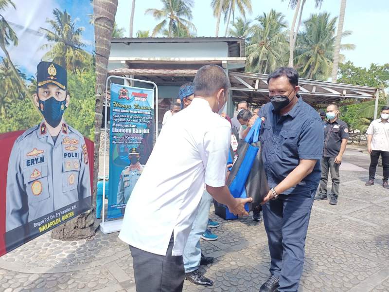 Bentuk Kepedulian, Polda Banten Sumbang Ribuan Paket Sembako untuk Pelaku Pariwisata