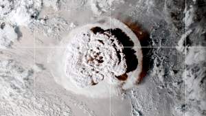 Letusan gunung berapi bawah laut di lepas pantai Tonga, Sabtu (15/1/2022). Foto: CIRA/NOAA/Handout via REUTERS