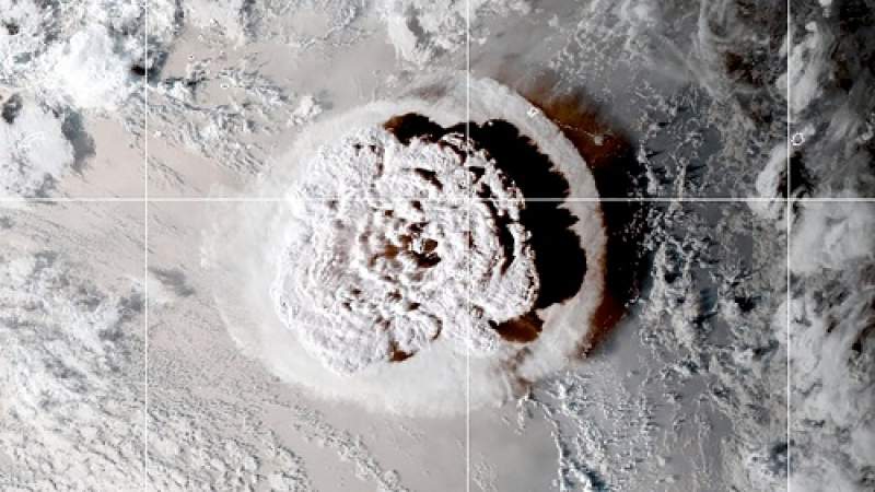 Letusan gunung berapi bawah laut di lepas pantai Tonga, Sabtu (15/1/2022). Foto: CIRA/NOAA/Handout via REUTERS