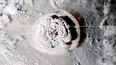 Letusan gunung berapi bawah laut di lepas pantai Tonga, Sabtu (15/1/2022). Foto: CIRA/NOAA/Handout via REUTERS