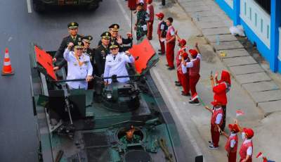 Wali Kota Tangsel, Benyamin Davnie dan Wakilnya, Pilar Saga Ichsan naik kendaraan lapis baja ke lokasi upacara peringatan HUT ke 79 RI di Lapangan Yonkav 9/BU di Serpong Utara. (Foto. Ist)