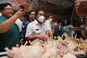 Dampingi Mendag ke Pasar Rau, Pj Gubernur Al Muktabar : Harga Komoditas Stabil