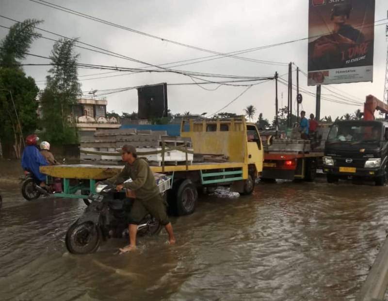 Dilanda Banjir, Jalan Cisoka - Tigaraksa Macet Hingga Berjam - Jam