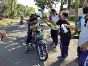 Kejari Kabupaten Tangerang Kembali Bagikan Nasi Kotak di Jum&#039;at Berkah