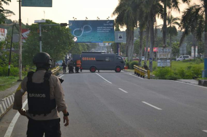 Gegana Polda Banten turun mengamankan benda mencurigakan di Lebak.