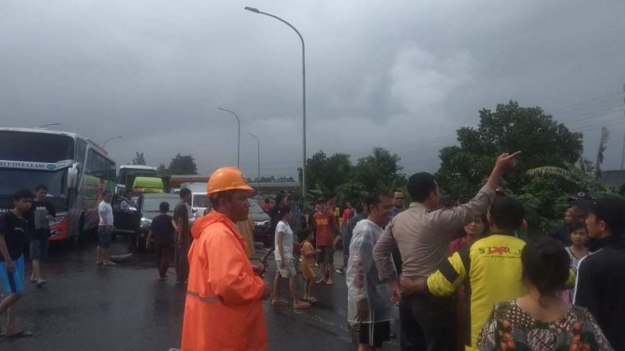 Warga Desa Kadu Curug Blokir Jalan Tol Jakarta - Merak