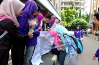 UKM UIN Bagikan 350 Tangkai Bunga