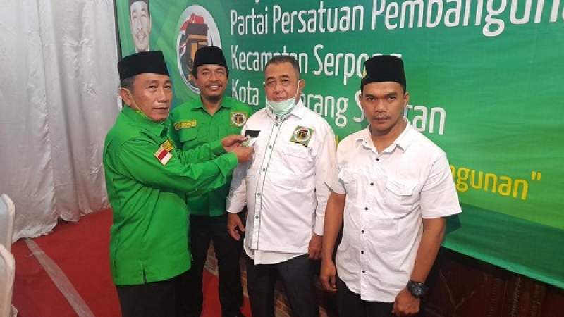 Pengurus PPP Provinsi dan PPP Tangsel saat memberikan pin kepada anggota baru partai di resto Kampung Anggrek Serpong.