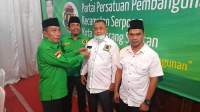 Pengurus PPP Provinsi dan PPP Tangsel saat memberikan pin kepada anggota baru partai di resto Kampung Anggrek Serpong.