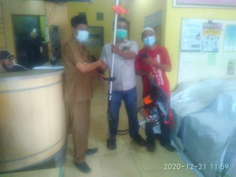 Ketua RW di Desa Tanjakan Terima Bantuan Mesin Potong Rumput