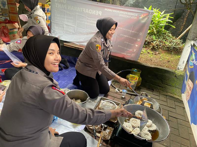Polwan dan Bhayangkari Polres Metro Tangerang Kota Masak Makanan Siap Saji di Pengungsi Banjir