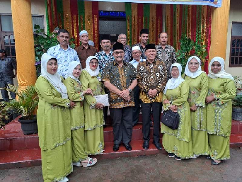 Bupati Pasaman H.Benny Utama  didampingi Wabup Sabar AS dan Wali Nagari Cubadak (Khairul Watan)  dan warga Dua Koto lainnya foto bersama didepan Kantor Wali Nagari Cubadak setelah usai acara Musrenbang,Kamis (24/2-2023)