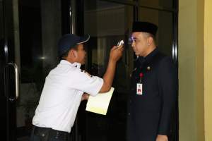 Cegah Corona, Zaki Lakukan Cek Suhu Tubuh Saat Masuk Kantor