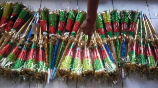  Petugas saat memperlihatkan terompet yang bertuliskan huruf arab.