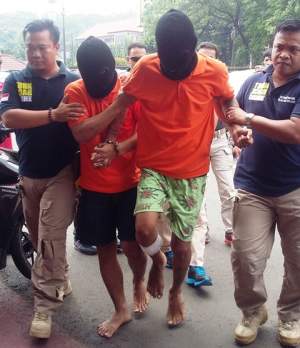 Dua pelaku perampasan saat digiring ke Mapolsek Teluk Naga. 