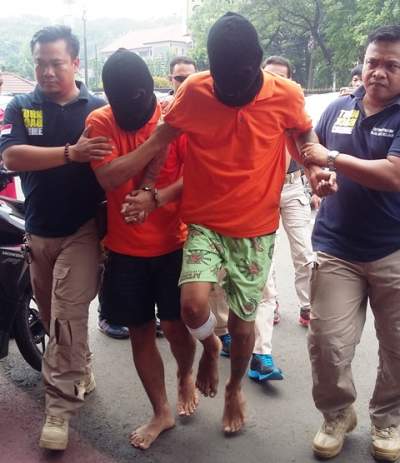 Dua pelaku perampasan saat digiring ke Mapolsek Teluk Naga. 