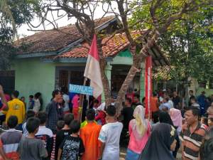 Warga mengerubungi rumah korban bunuh diri di Kresek.