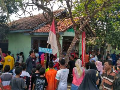 Warga mengerubungi rumah korban bunuh diri di Kresek.