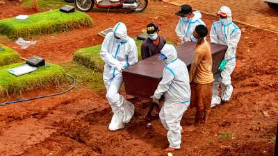 Jenazah Ketua KPU Tangsel Bambang Dwitoro saat di makamkan di TPU Jombang. (detakbanten/hendra)