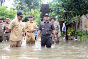 walikota dan wakil walikota saat monitoring banjir di Kota Tangerang