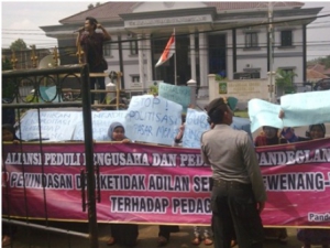 Sidang Gugatan Pasar Menes Diwarnai Aksi Demo