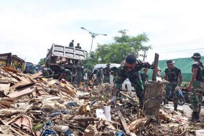 Tim gabungan bersihkan  lokasi terdampak banjir di Demak
