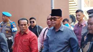 Pimpinan Ponpes Al Zaytun, Panji Gumilang saat memenuhi panggilan penyidik Dittipidum Bareskrim Polri di Mabes Polri, Jakarta, Selasa (1/8/2023).