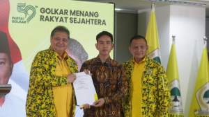 Ketum Partai Golkar bersama Gibran Rakabuming Raka di kantor DPP Partai Golkar, Jakarta, Sabtu (21/10/2023). (Foto: Ceppy/Detak)