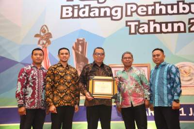 Wakil Wali Kota Tangsel Benyamin Davnie memegang plakat penghargaan WTN