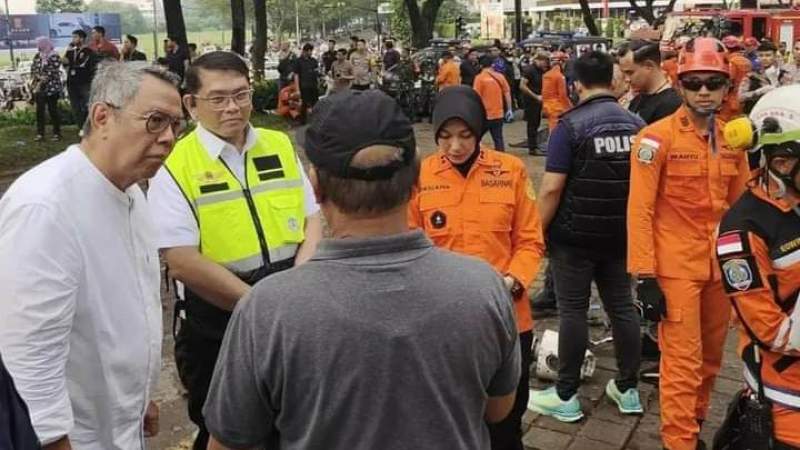 Wali Kota Tangsel, Benyamin Davnie datangi lokasi pesawat jatuh di lapangan Sunburst BSD, Serpong.