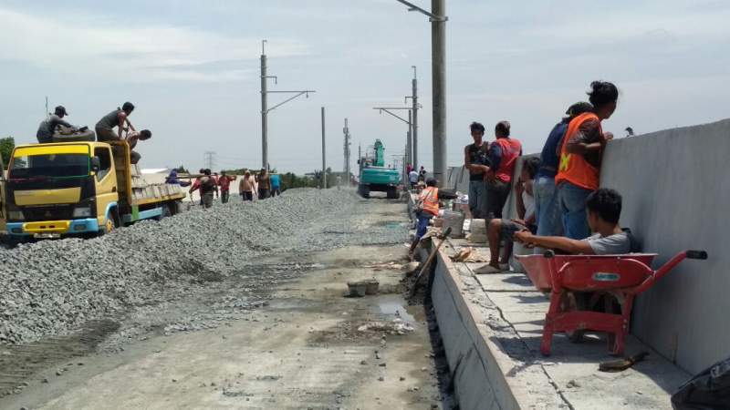 Pengerjaan proyek jalur kereta api Bandara SIekarno Hatta.