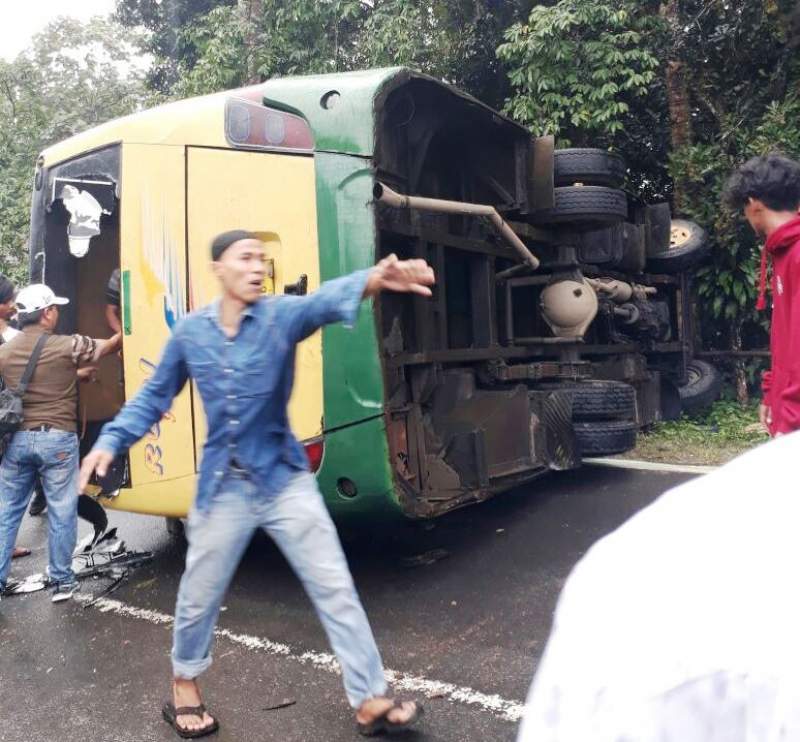 Bus terguling di Sajira, Lebak menewaskan satu penumpang.