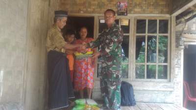Cinta Kasih Anggota Satgas TMMD Kodim 0601/Pandeglang Kepada Orang Tua Asuh