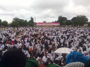 Massa menyambut kedatangan Irna-Tanto di alun-alun Pandeglang