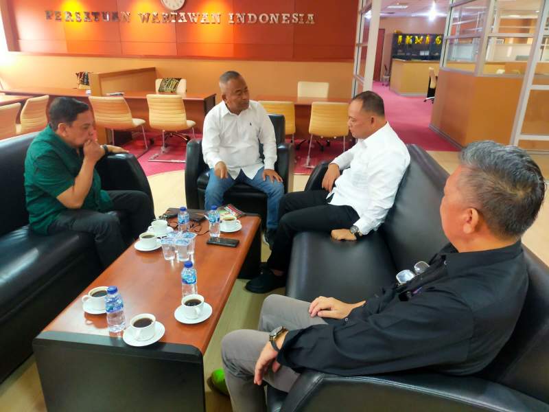 Ketua Umum PWI Pusat Atal S. Depari, menerima kunjungan Anggota Bawaslu RI Totok Hariyono di kantor PWI Pusat, Jakarta, Rabu (26/7/2023).