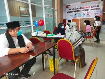 Sambut HUT, Nakes RSUD Balaraja Kenakan Pakaian Baju Koko Saat Vaksinasi