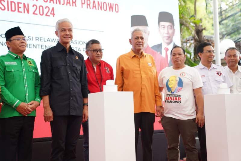 Calon Presiden RI Ganjar Pranowo, usai meresmikan rumah aspirasi relawan di Jalan Dipenogoro, Jakarta Pusat, Kamis (1/6/2023) petang.