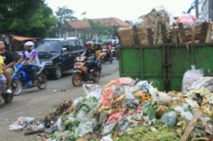 Jombang- Bau anyir sampah dan angkot ngetem dipasar Jombang semakin parah,Minggu (8/12)DT
