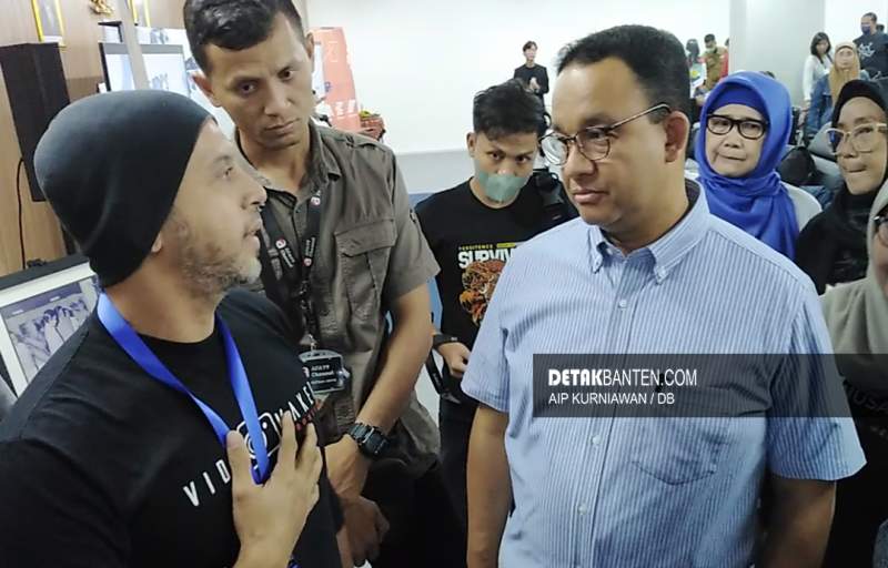 Founder Vidio Maker Indonesia, Fahri Fabian (Kiri), Gubernur DKI Jakarta, Anies Baswedan (Kanan) saat peresmian pameran foto It's Creator's Day di TIM. Minggu (4/9/2022).  (Foto: Aip/DB)