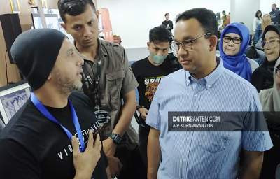 Founder Vidio Maker Indonesia, Fahri Fabian (Kiri), Gubernur DKI Jakarta, Anies Baswedan (Kanan) saat peresmian pameran foto It's Creator's Day di TIM. Minggu (4/9/2022). (Foto: Aip/DB)