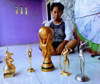 Akibat Covid-19, Pengrajin Tropi dari Timah di Desa Sarakan Gulung Tikar