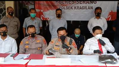 Kapolres Serang, AKBP Yudha yang juga didampingi Kapolsek Kragilan, Kompol Andi Kurniawan, beserta Kasatreskrim, AKP David Adhi Kusuma dan Panit I Polsek Kragilan, Ipda Fery Andriatna, ekspose perampokan