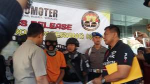 Polrestro Tangerang gelar perkara pembacokan istri dan anak.