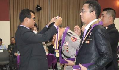 Gubernur Lemhanas Menyerahkan Penghargaan kepada Mantan Ajudan Wapres Kombes Sabilul Alif