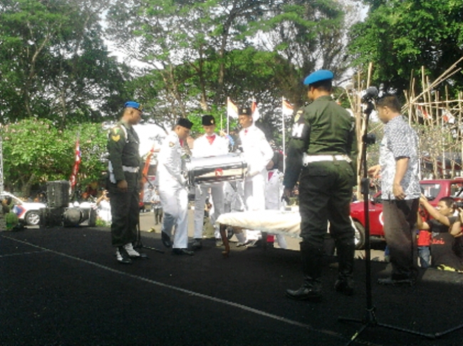 Anggota Paskibraka Provinsi Banten saat ikut menurunkan kapsul waktu.