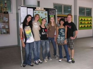 Pelajar Bule Galang Dana Untuk Bencana Alam